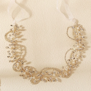 Détails de la vigne de cheveux de mariée avec cristaux argentés et perles de mariage