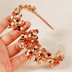 Détails du serre-tête de mariée en métal rose doré avec fleurs et perles blanches