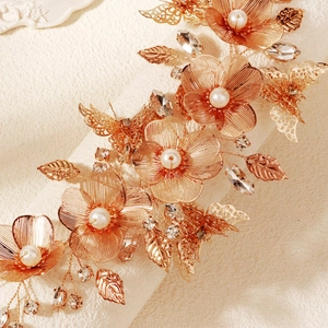 Cerchietto da sposa in oro rosa con fiori in metallo, farfalle e perle fatti a mano