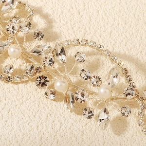 Bandeau de mariée étincelant avec fil floral argenté, strass clairs et perles