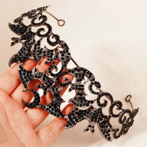 Détail macro de la couronne gothique avec chauves-souris noires et strass bleu foncé
