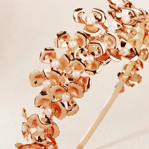 Serre-tête de mariée élégant or rose avec fleurs métalliques et perles pour photographie