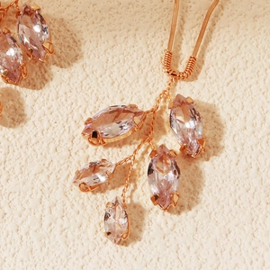 Dettaglio forcina sposa in oro rosa con cristalli marquise rosa e design a foglia filigranata