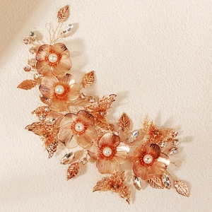 Fascia nuziale artigianale in oro rosa con fiori in maglia metallica e perle