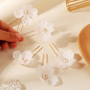 Detailansicht der weißen Mesh-Blumen-Haarnadeln mit Perlen und goldenen U-förmigen Clips