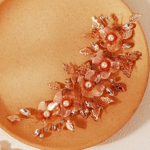 Cerchietto da sposa dorato con petali in metallo, perle e cristalli lucenti