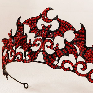 Couronne de chauve-souris gothique avec cristaux rouges pour fête d'Halloween