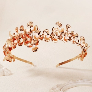 Serre-tête de mariée luxueux avec fleurs en métal doré et perles blanches pour mariage