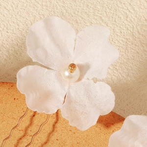 Süßes Haarnadel-Set mit weißen Netzblüten, Perlen und goldenen U-förmigen Clips