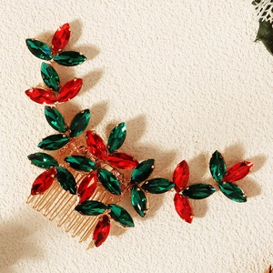 Détails des strass marquises rouges et verts sur un peigne à cheveux doré de Noël