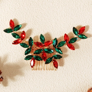 Détail d'un peigne à cheveux de Noël avec cristaux marquises rouges et verts