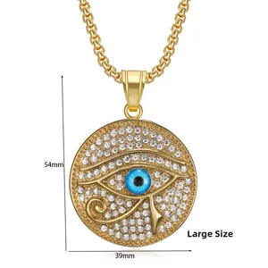 Detailansicht des goldenen Auge-des-Horus-Anhängers mit Maßen 54mm x 39mm