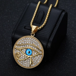 Vergoldete Auge des Horus Hip-Hop Halskette mit Pavé-Kristallen und blauem Augendetail