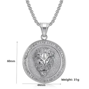 Makroaufnahme von Hip-Hop-Löwenanhänger in Silber mit Maßen 60mm mal 44mm und 31g Gewicht