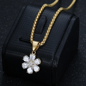 Elegante 18K vergoldete Blumenhalskette mit sechs tropfenförmigen Zirkonia-Steinen