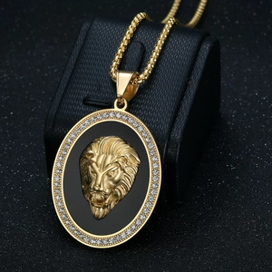 Collier hip hop plaqué or avec pendentif tête de lion et strass sur fond noir
