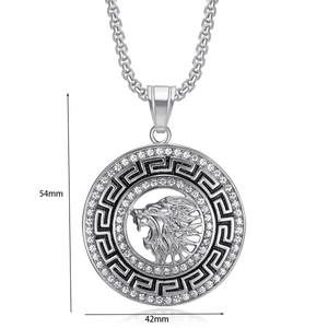 Détail du pendentif tête de lion avec cristaux et motif grec classique sur fond blanc