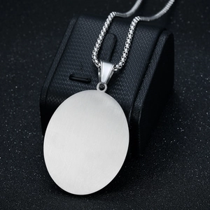 Collier avec pendentif ovale en acier inoxydable brossé et chaîne à maillons pour hip-hop