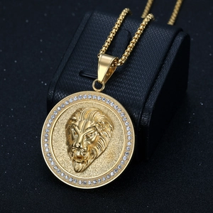 Hip-Hop Löwenkopf-Anhänger in Gold-Finish mit kristallbesetztem runden Rahmen