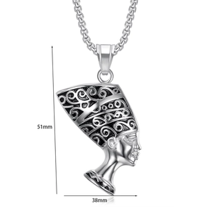 Détail du pendentif Néfertiti argenté avec dimensions 51mm par 38mm sur fond blanc pur