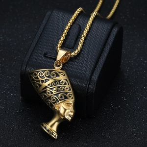 Collier pendentif Reine Néfertiti dorée sur un support en cuir noir élégant