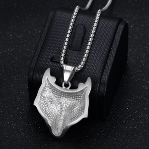 Pendentif tête de loup Viking en acier inoxydable avec chaîne box sur support noir