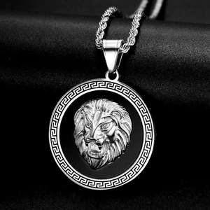 Pendentif tête de lion hip hop en acier argenté avec méandre grec et chaîne corde
