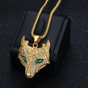 Collier pendentif tête de loup viking celte doré avec yeux verts et pierres en zircon