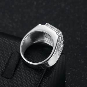 Anillo de sello hip hop para hombre en plata con una gran piedra de circonita rectangular