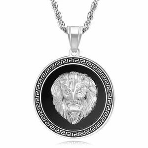 Collier pendentif tête de lion en acier titane argenté avec bordure à motif méandre grec
