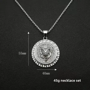 Nahaufnahme des Löwenkopf Anhängers mit Kristallen und Maßen von 55mm mal 40mm