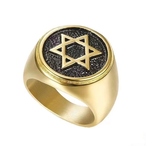 Vue détaillée de la bague sigillaire étoile de David plaquée or avec fond noir mat
