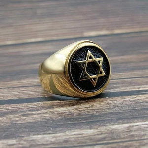 Chevalière pour homme en acier titane doré avec étoile de David sur fond noir