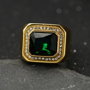 Anello largo da uomo placcato oro con grande gemma verde rettangolare e zirconi
