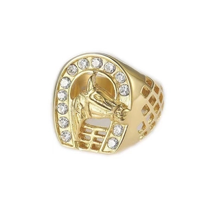 Anello hip hop in acciaio al titanio dorato con design testa di cavallo e cristalli