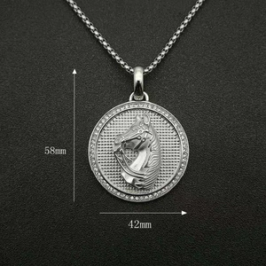 Dettaglio del ciondolo testa di cavallo hip-hop con dimensioni 58mm per 42mm su sfondo nero