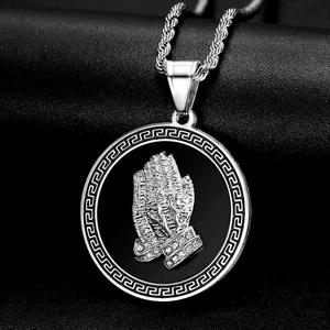 Collier hip hop avec pendentif mains en prière et motif de clé grecque argenté