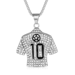 Collier avec pendentif maillot de foot argenté pavé de cristaux et gravé du numéro 10