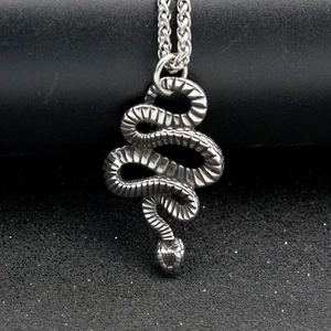 Vintage roestvrijstalen slangenhanger ketting met fijne schubben op een zwarte basis