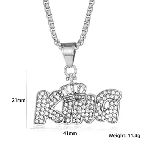 Dettaglio del ciondolo lettera KING con corona e strass, dimensioni 21x41mm