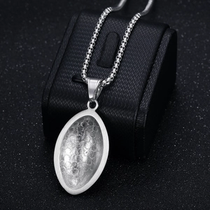Hip Hop Silber Ovaler Rugby Anhänger Halskette mit Sonnenstrahl Textur und feiner Kette