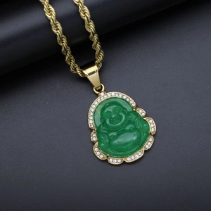 Pendentif Bouddha rieur en calcédoine verte avec zircons brillants et chaîne dorée torsadée
