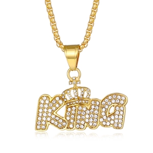 Collana hip hop dorata con ciondolo a corona KING e pietre incastonate su sfondo bianco