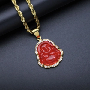Pendentif Bouddha rieur en calcédoine rouge avec strass sur une chaîne dorée