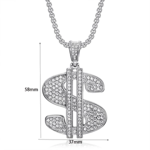 Détail macro du pendentif signe dollar avec dimensions de 58 mm sur 37 mm