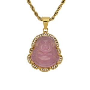 Gros plan du pendentif Bouddha Maitreya rose avec cristaux sur une chaîne dorée