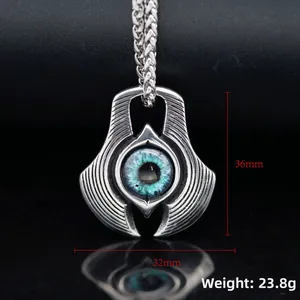 Detailaufnahme des gotischen Teufelsauge-Anhängers mit blauer Iris und Vintage-Finish