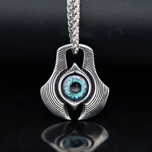 Makroaufnahme des Punk-Edelstahlanhängers mit blauem Evil-Eye-Detail und Harz-Iris