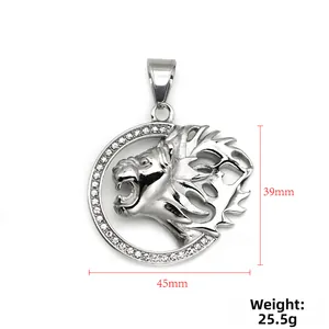 Vue détaillée du pendentif tête de lion argenté serti de cristaux de 39 mm sur 45 mm