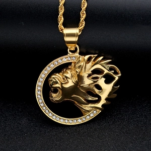 Collier pendentif tête de lion doré avec strass brillants sur une chaîne torsadée